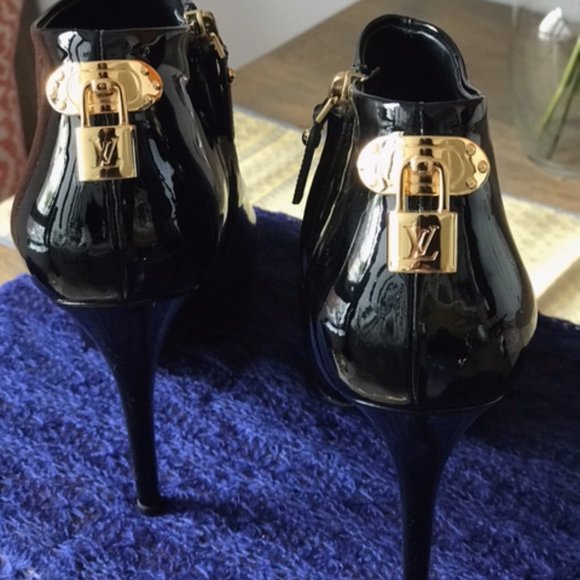 Louis Vuitton: Peep toe patent leather bootie in Black / Noir  (38.5) - Picture 2 of 11